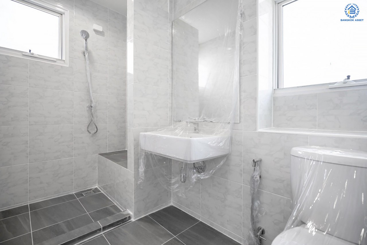 บ้านมือสองตกแต่งใหม่ แบรนด์ LH โครงการ มัณฑนา เพชรเกษม81 หลังมุม กว้างขวาง พร้อมรองรับทุกความสุข บนเนื้อที่ 69.3 ตร.ว. พื้นที่ใช้สอยกว่า 182.5 ตร.ม. พร้อมฟังก์ชัน 3 ห้องนอน 3 ห้องน้ำ จอดรถได้ 1 คัน บนทำเลเชื่อมต่อสู่ ถ.เพชรเกษม, ถ.พุทธมณฑลสาย4 ใกล้เดอะมอลล์ บางแค และม.มหิดล